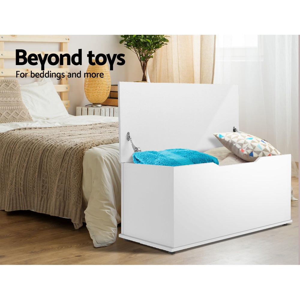 Air gap handle detail on white toy box