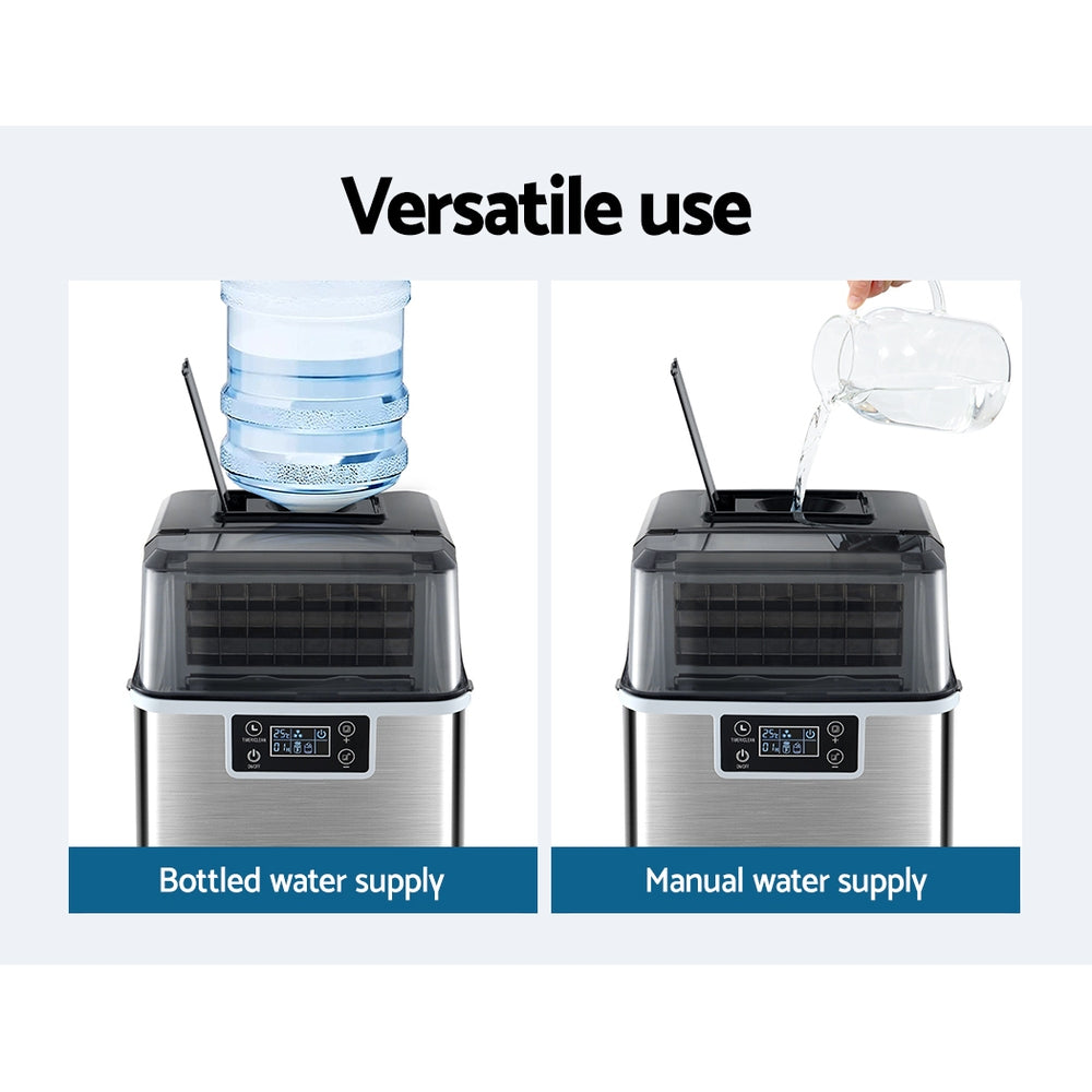 Ice scoop and removable ice basket supplied with the ice cube maker