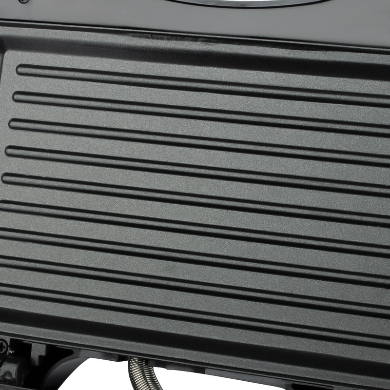 Close up of non stick triangular plates on the 750 W sandwich press