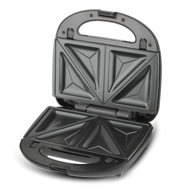 Three interchangeable plate sets supplied with the breakfast maker