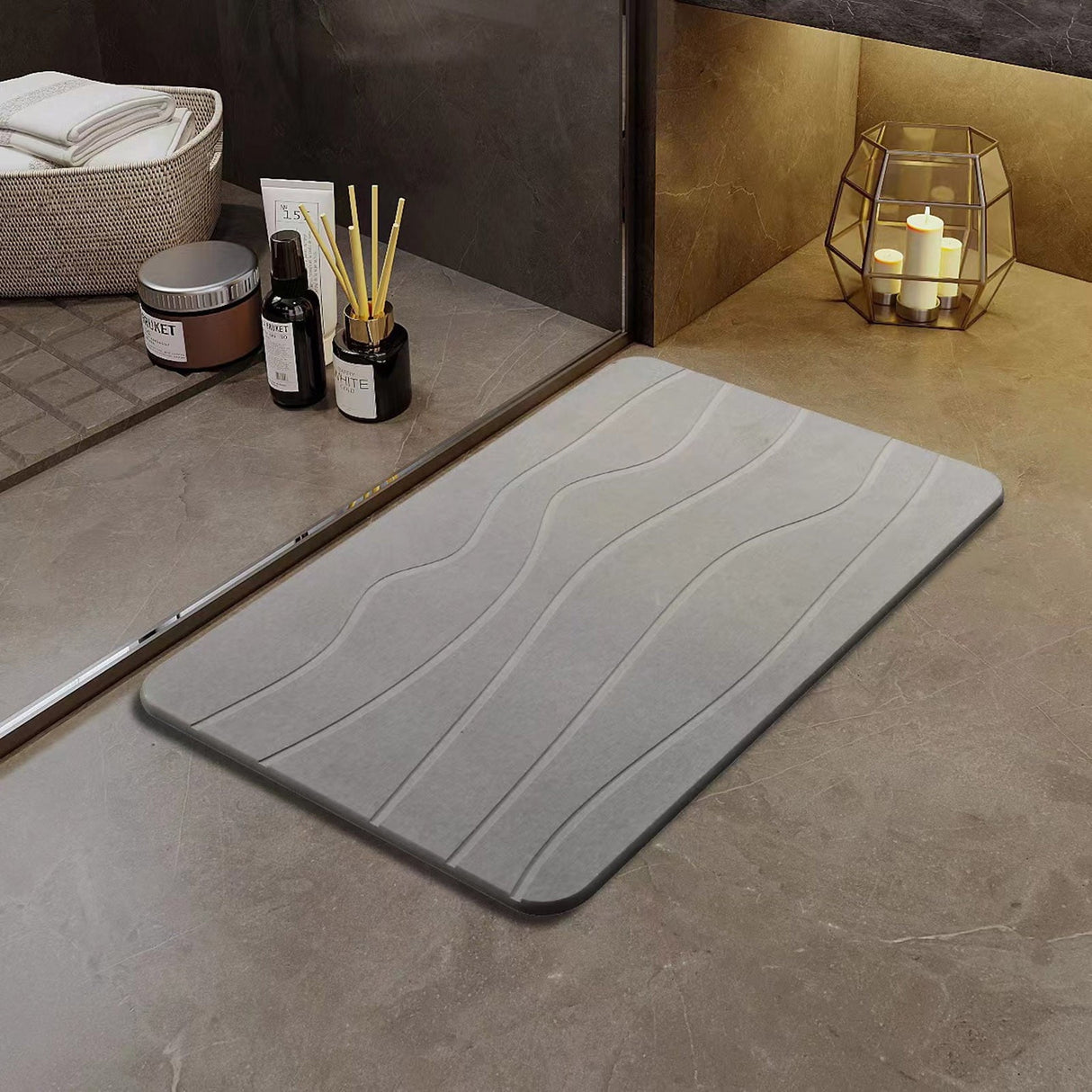 Soft grey diatomaceous earth bath mat, 40 x 60 cm, laid on a bathroom floor