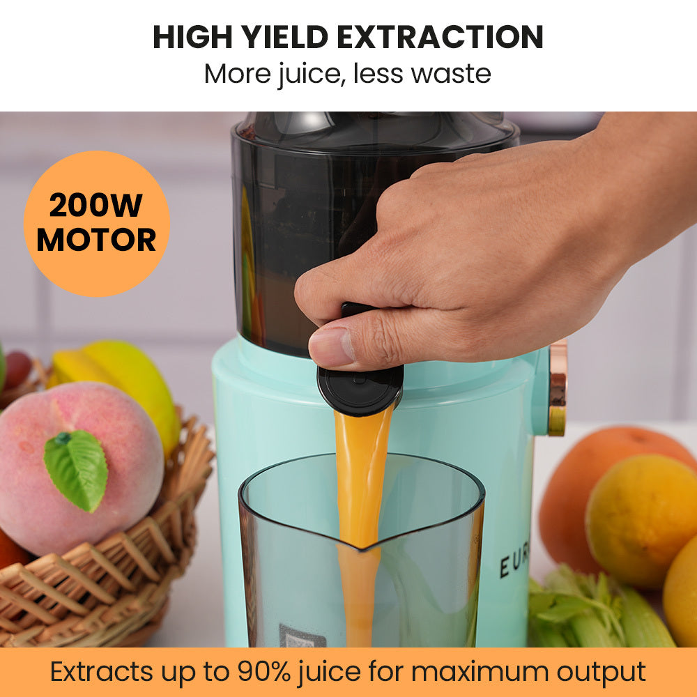 Juice pouring into the 0.8 litre jug from the slow juicer
