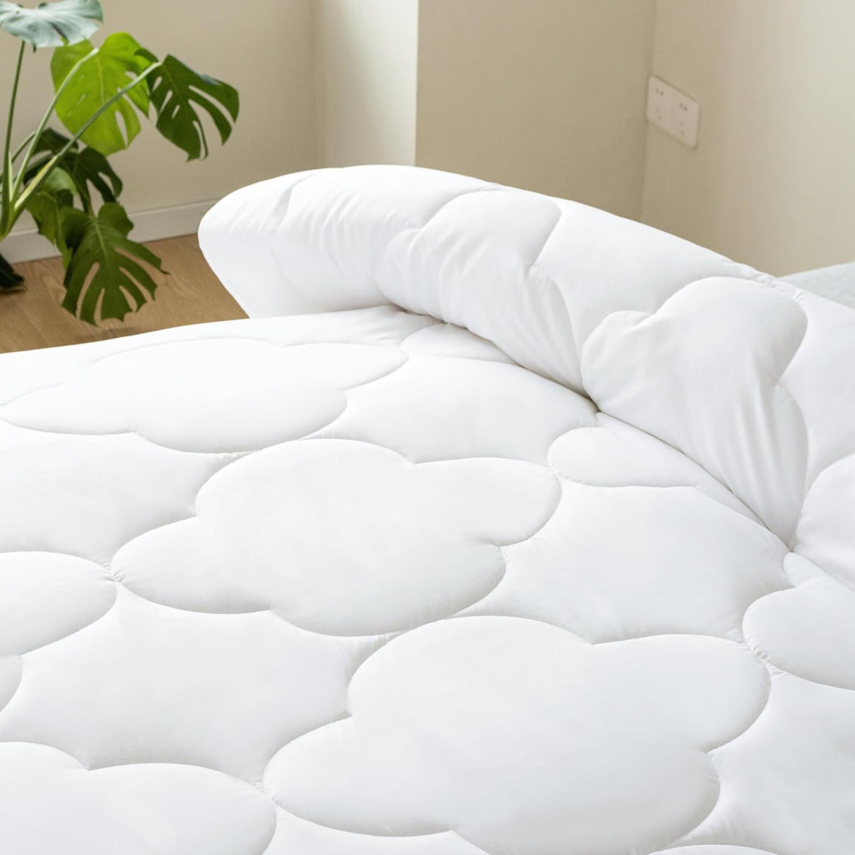 Premium Bamboo Microfiber All-Season Quilt