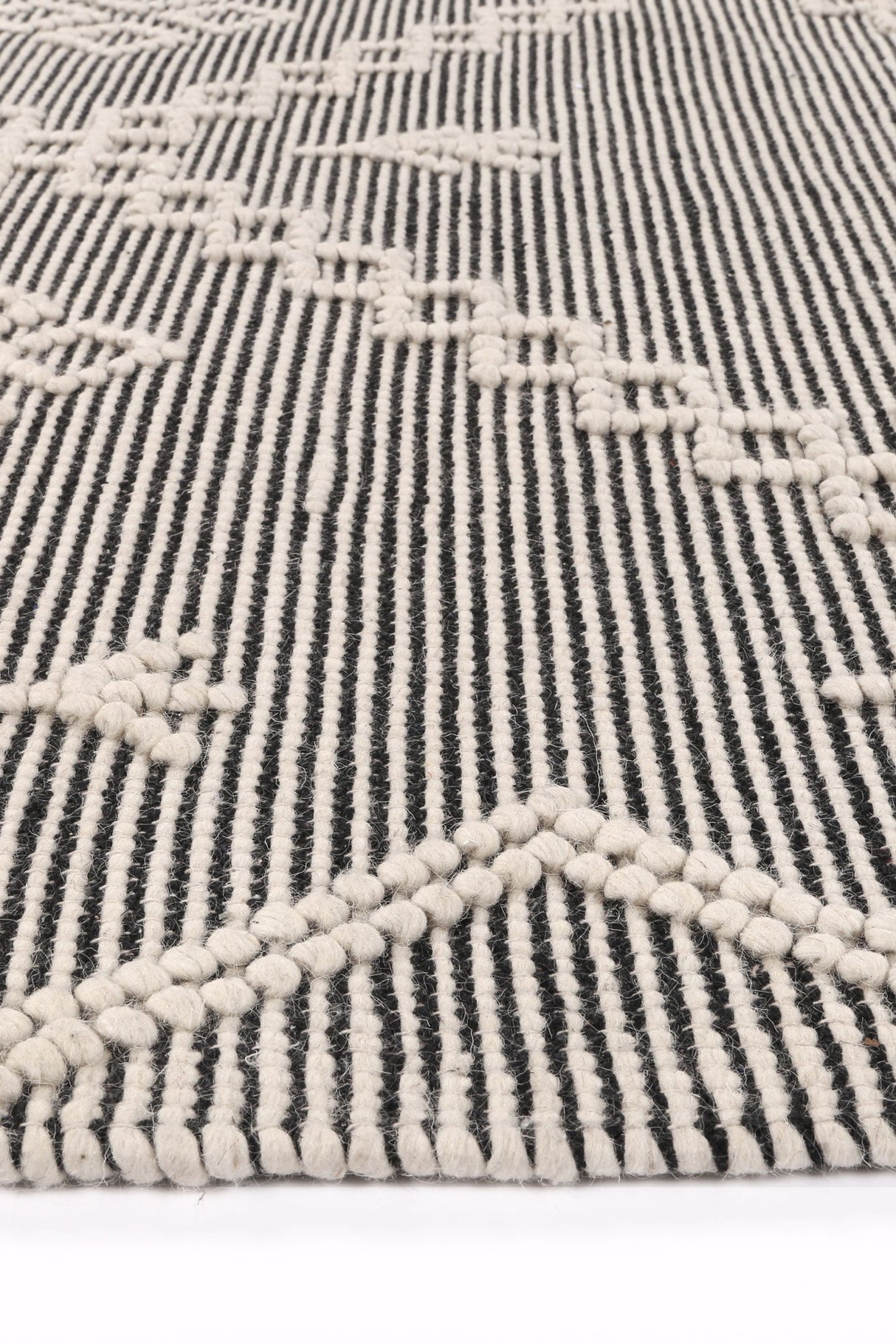 Hand tufted wool blend floor rug in cream, 160 x 230 cm