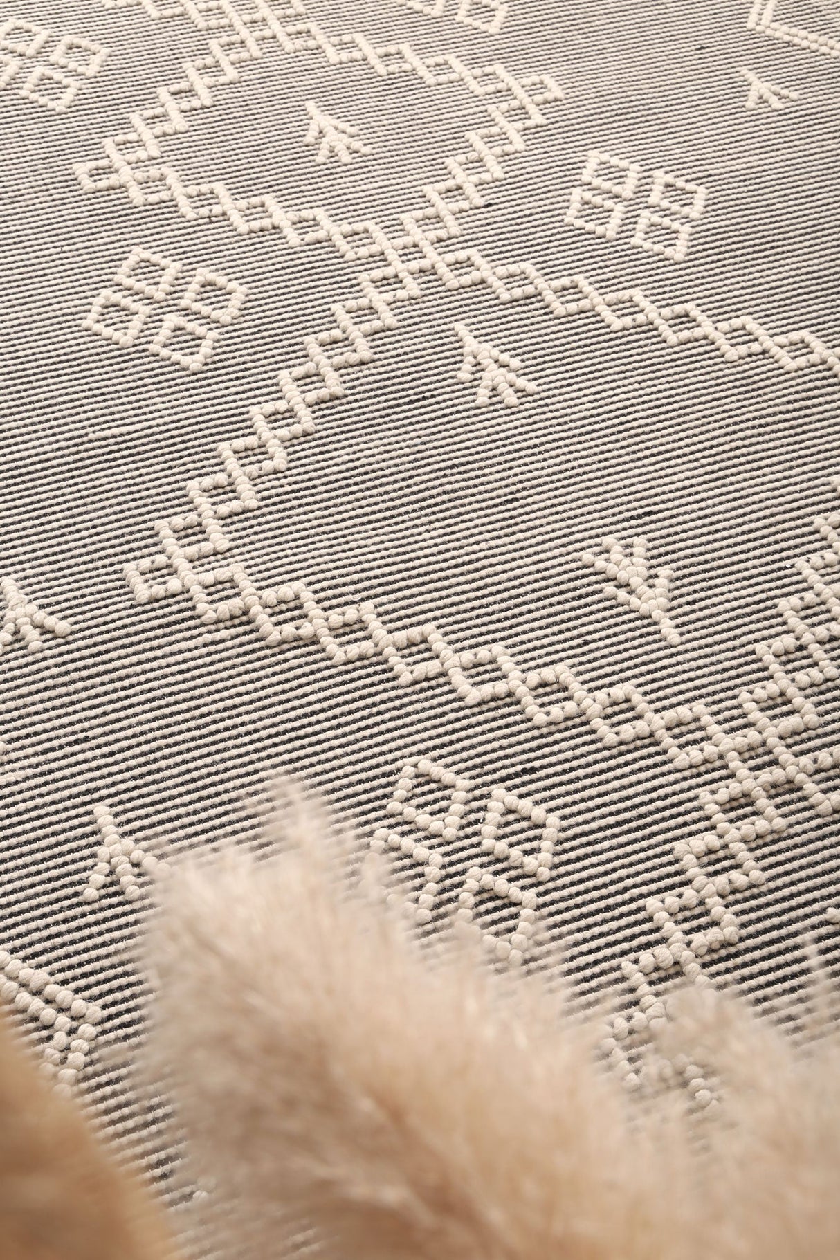 Hand tufted wool blend floor rug in cream, 160 x 230 cm