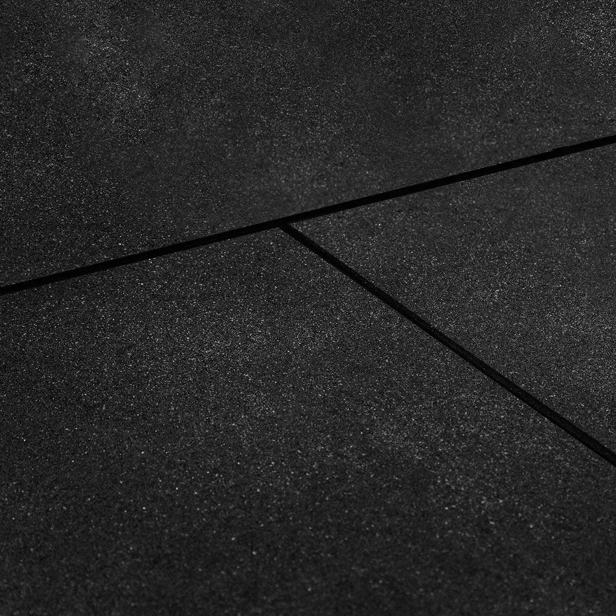 Single black ten millimetre bevelled edge rubber gym tile