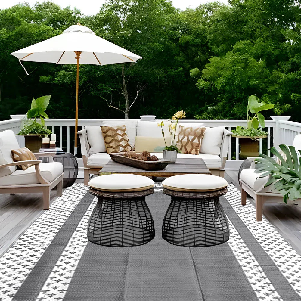 Weatherproof plastic weave outdoor rug in silver grey