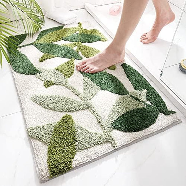 Microfibre bath mat 50 x 80 cm with a green leaf print design