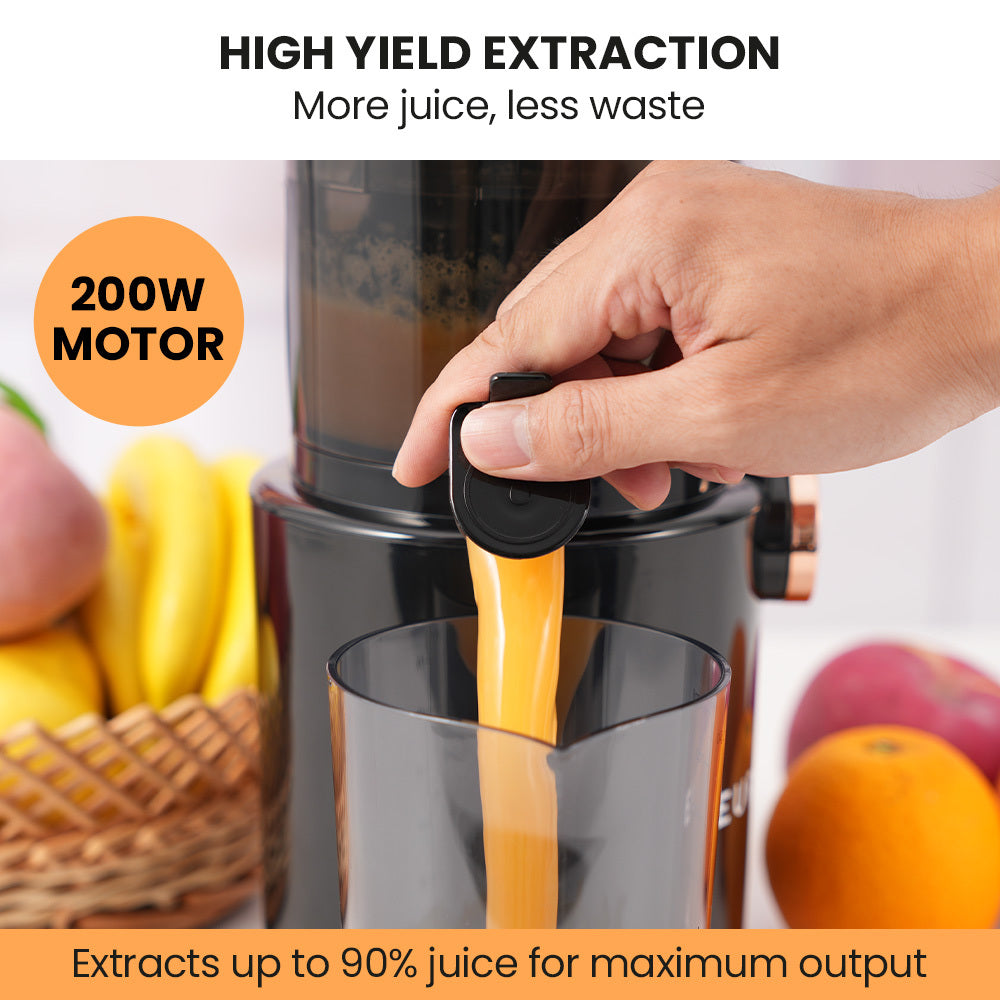Juice pouring into the 0.8 litre jug from the cold press juicer