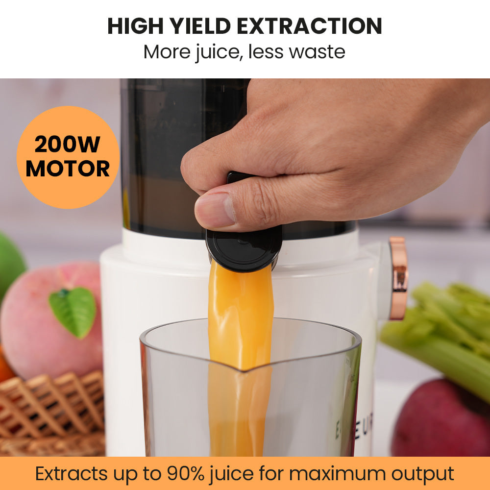 Juice pouring into the 0.8 litre jug from the cold press juicer