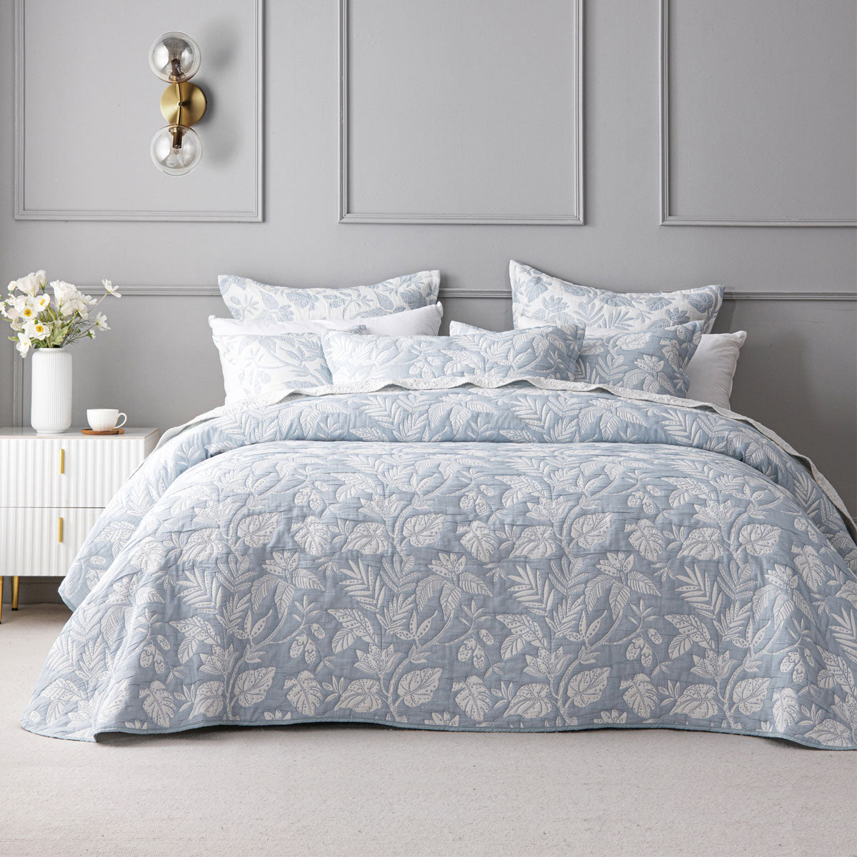 Bibury polyester cotton botanical jacquard bedspread king