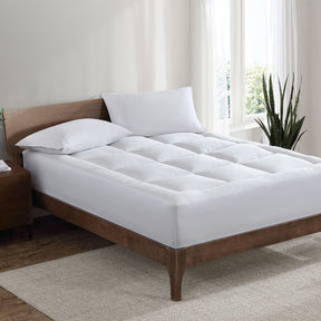 Harlech 1800GSM reversible cooling and sherpa mattress topper queen on a bed