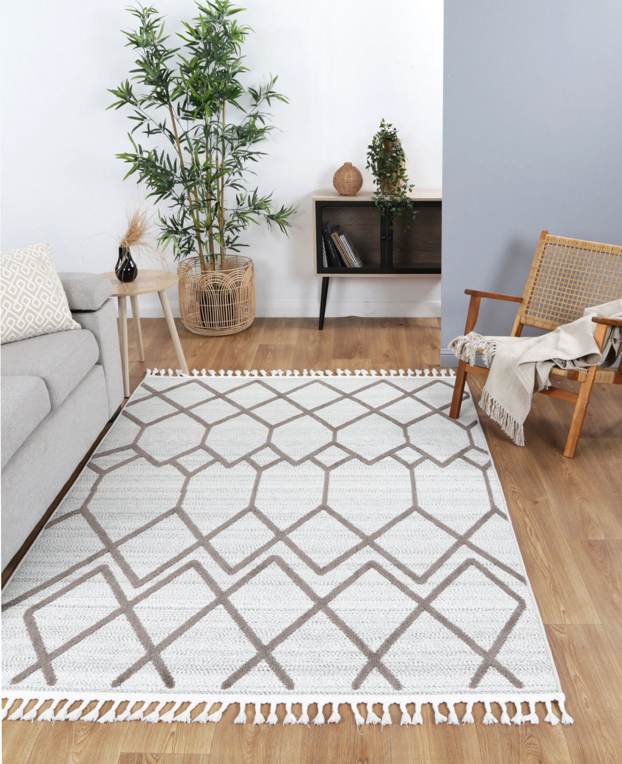 Geometric polypropylene floor rug in cream beige, 160 x 230 cm