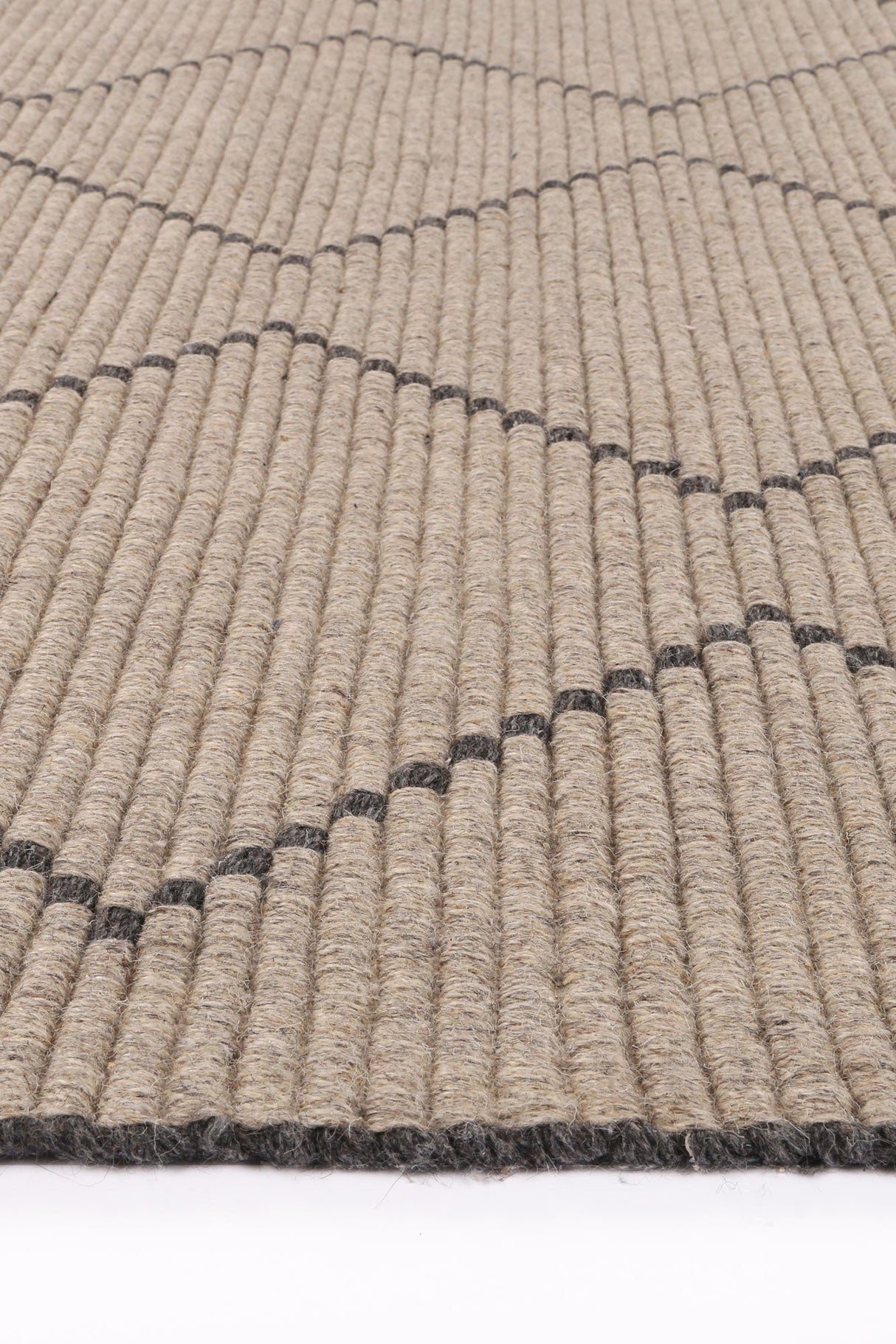 Hand tufted wool blend floor rug in ash, 160 x 230 cm
