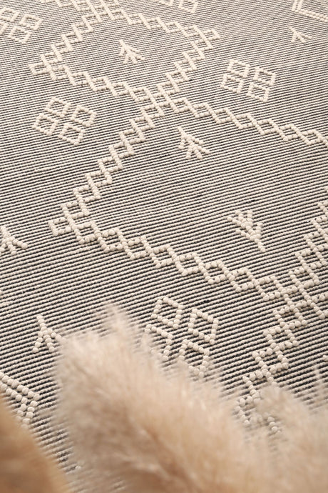 Cream hand tufted wool blend floor rug 240x330cm