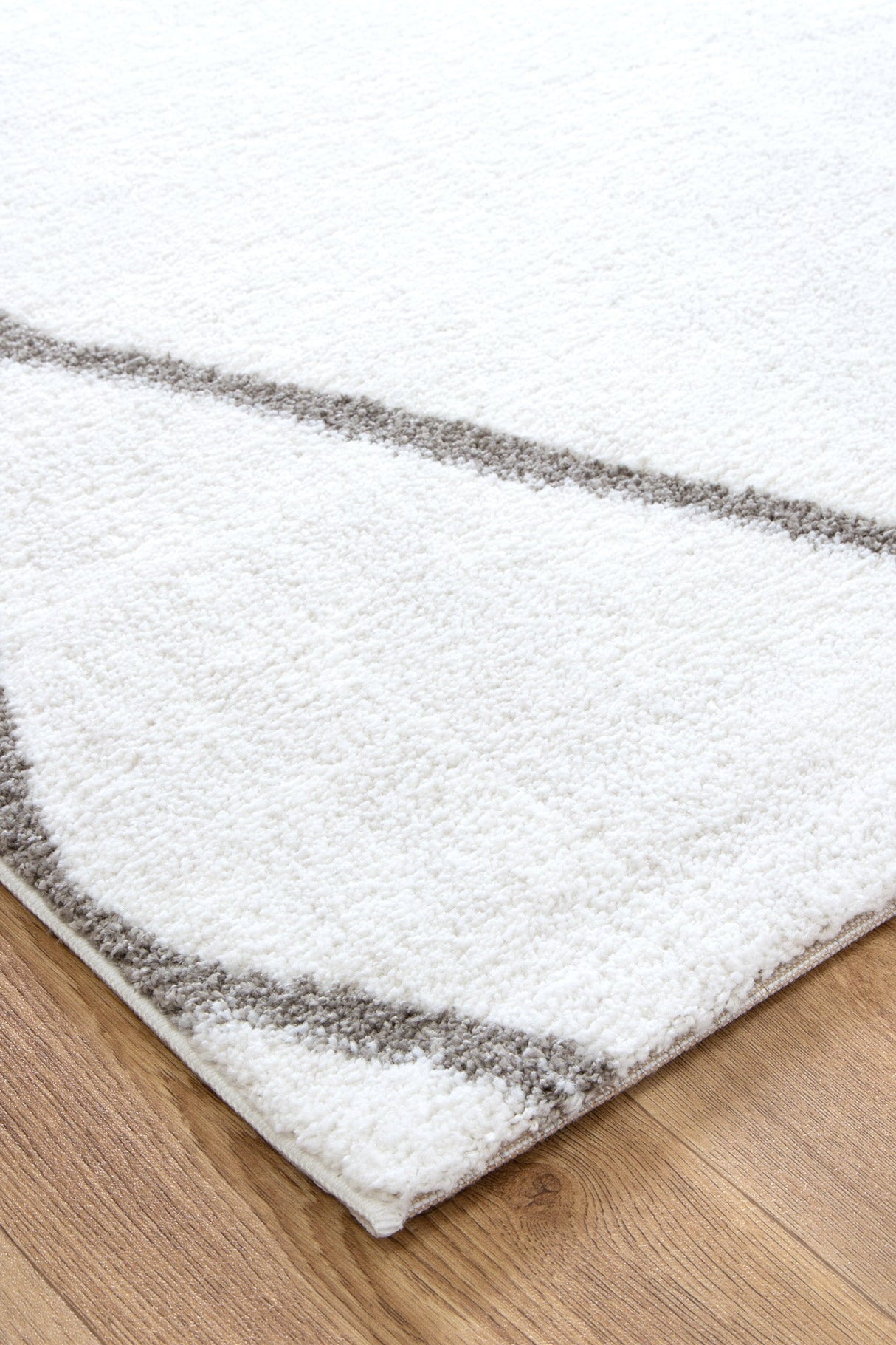 Traditional plush polyester floor rug 160 x 230cm view 2
