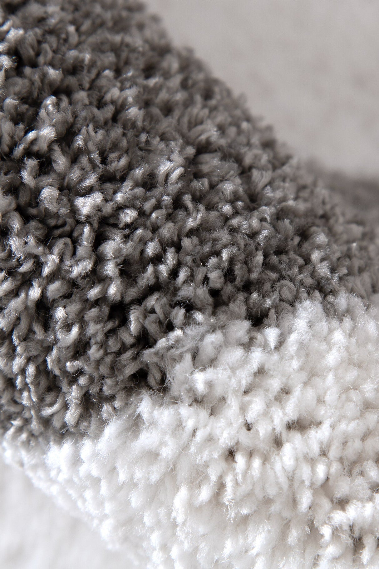 Traditional plush polyester floor rug 160 x 230cm view 4