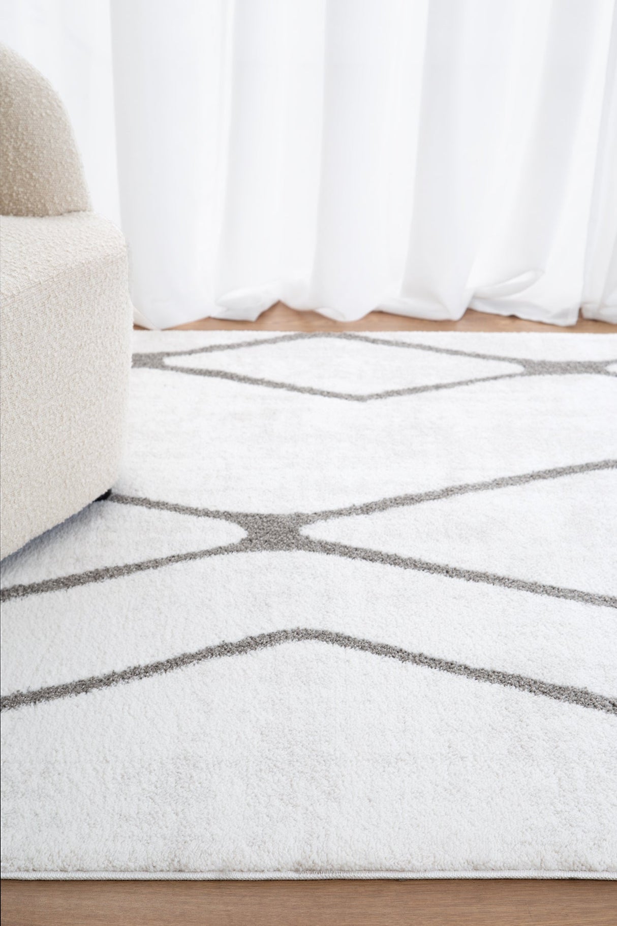 Traditional plush polyester floor rug 160 x 230cm view 6