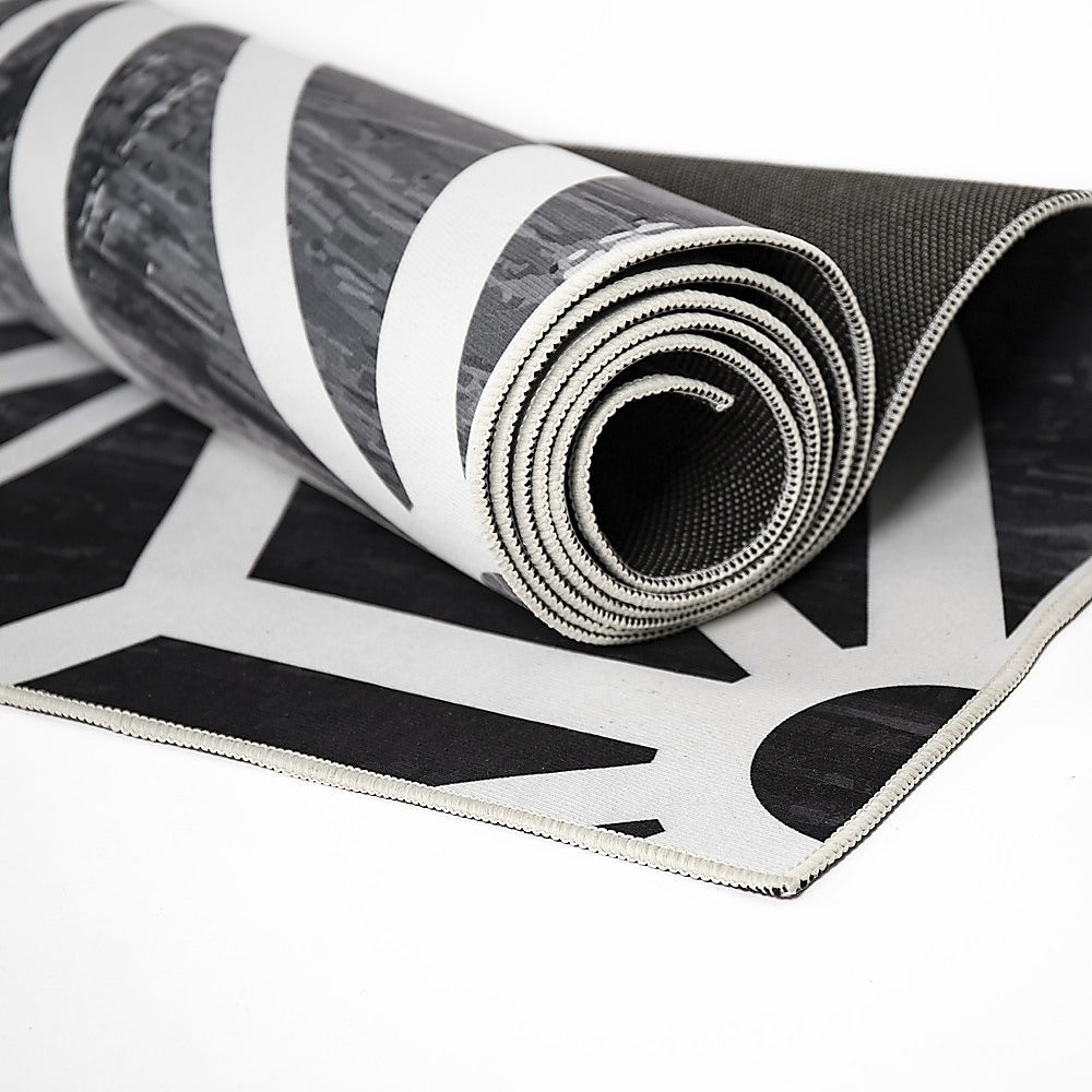 Geometric polypropylene floor rug black and white 200x300cm