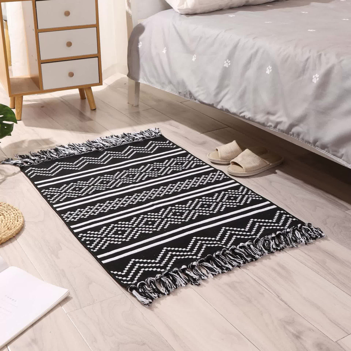 Handwoven Cotton Tassel Rug - Modern Design